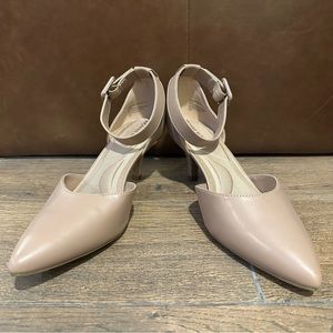 Anne Klein Iflex Beige Pointed Toe w Straps and Kitten Heels size 9.5